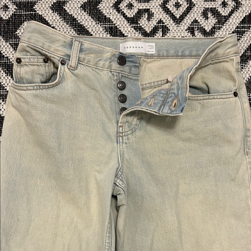 TOPSHOP Light Wide Leg button-fly jeans
Size 4
26” waist
32” length
Like new